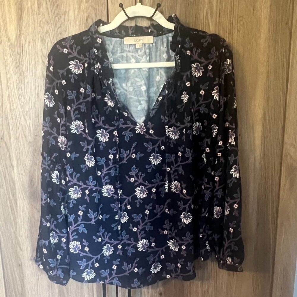 Ann Taylor LOFT Navy Floral V-Neck Long Sleeve Blouse Small - Feminine & Flowy
